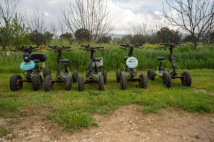 שורת כלי איזיריידר על הדשא לפני היציאה לטיול